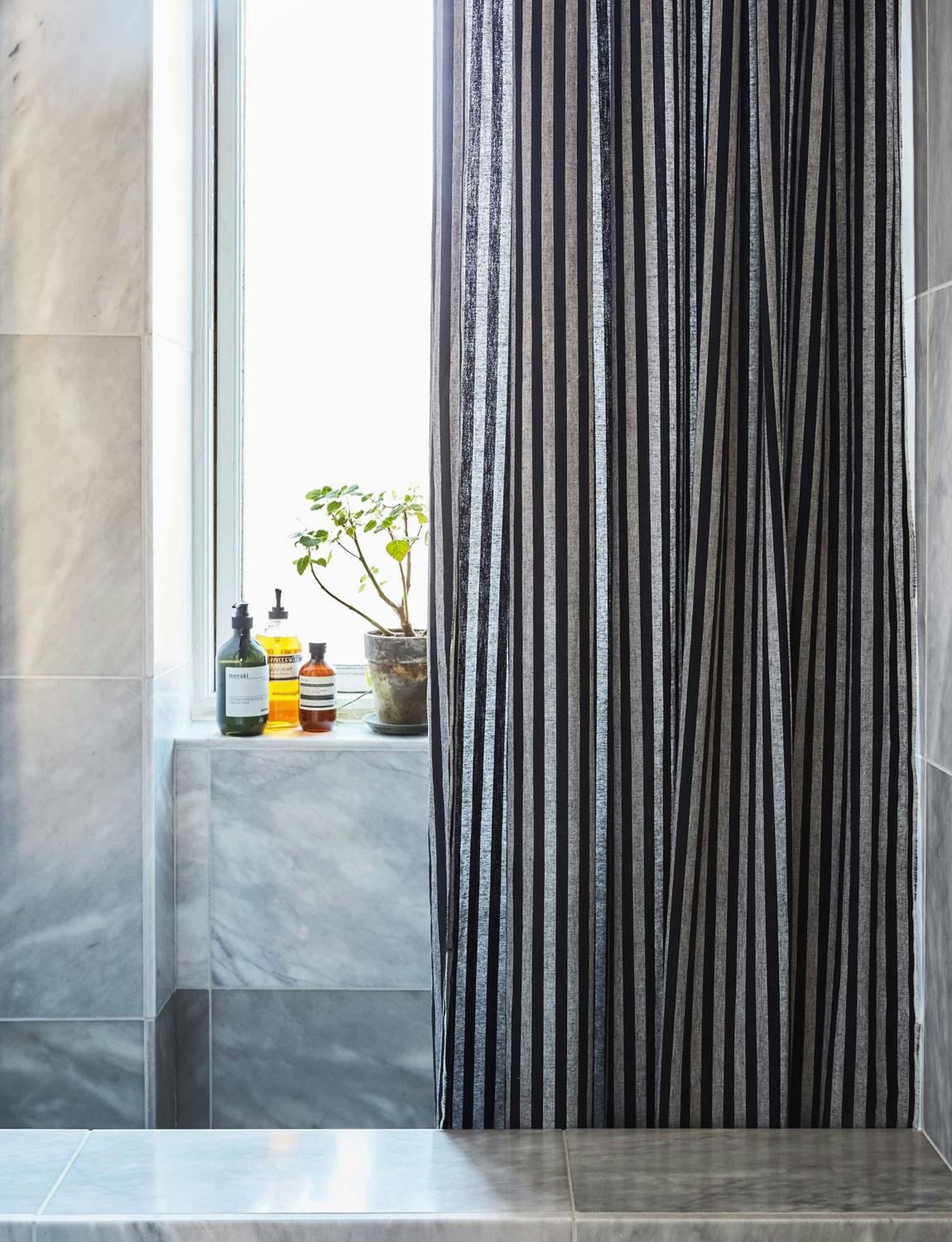 Forheng istedenfor glass dusjforheng med striper fra Ferm Living
